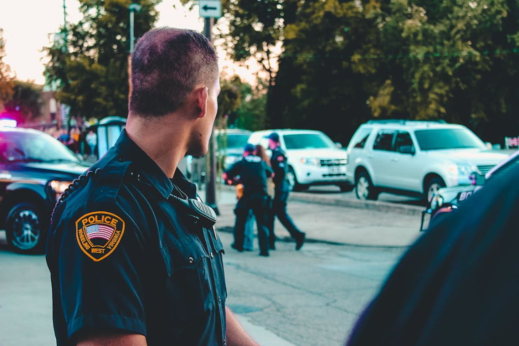 policjant wypisujący mandat za wykroczenie